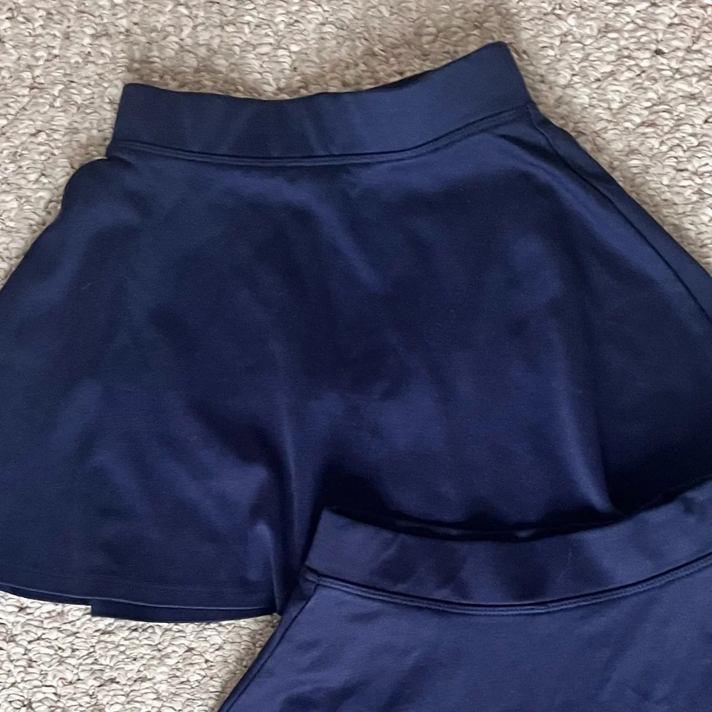 Bundle of 2 The children’s Place girls school navy skorts 5/6